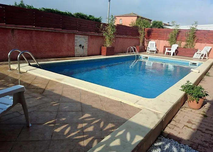 Dans Avec Piscine - A 500m *